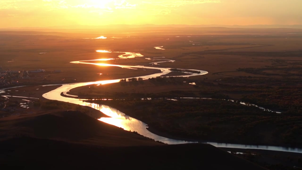 夕阳下蜿蜒曲折的河流和湿地视频素材画面3