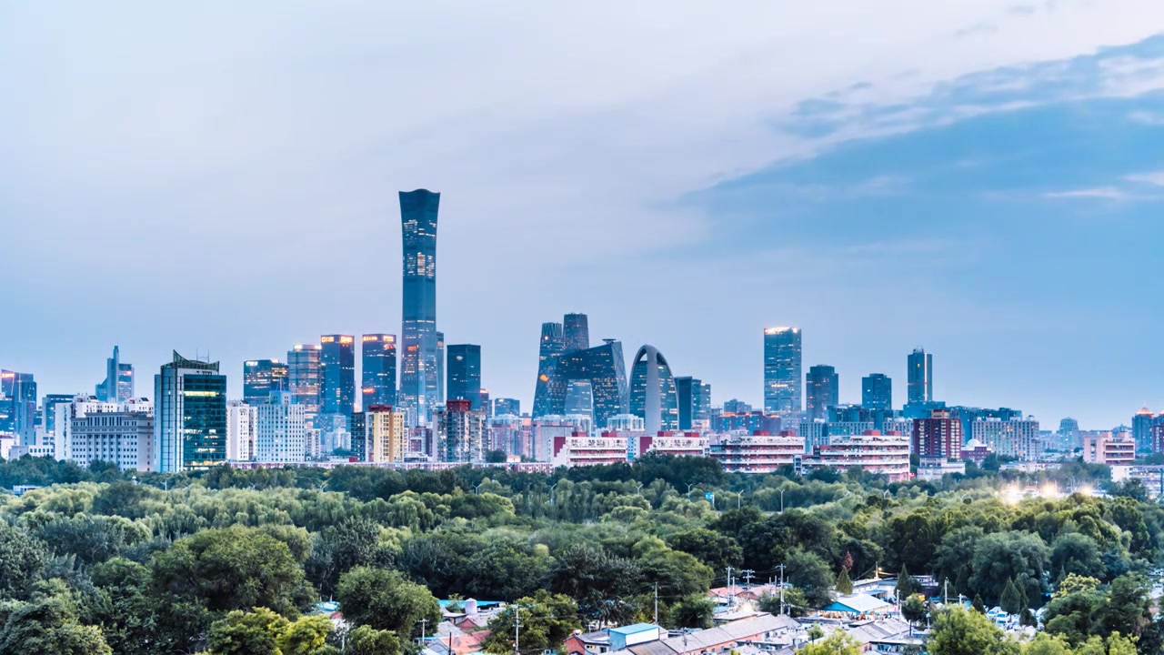 中国北京CBD建筑群和红领巾公园高视角日转夜延时摄影视频素材画面3
