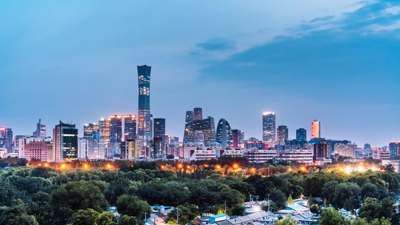 中国北京CBD建筑群和红领巾公园高视角日转夜延时摄影视频素材画面4