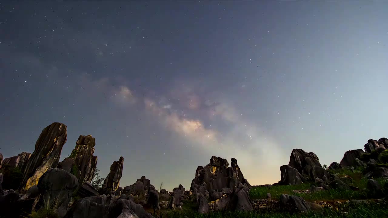 璀璨星空  星空延时视频   时光流逝   星辰变换  奇形怪状的石头和星空银河交相辉映视频素材画面1