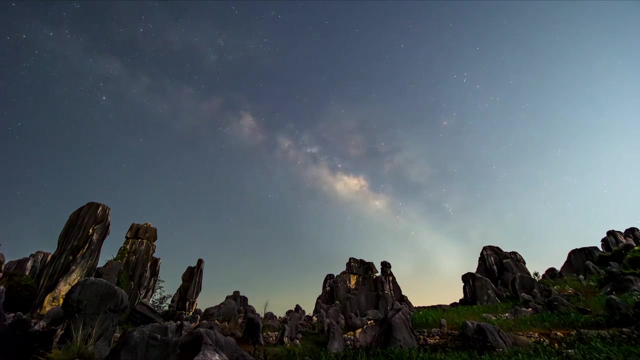 璀璨星空  星空延时视频   时光流逝   星辰变换  奇形怪状的石头和星空银河交相辉映视频素材画面3