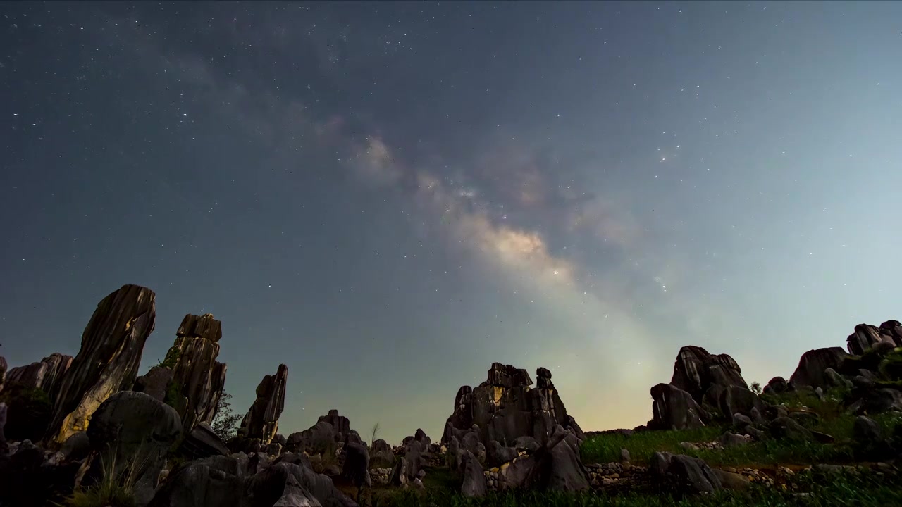 璀璨星空  星空延时视频   时光流逝   星辰变换  奇形怪状的石头和星空银河交相辉映视频素材画面4