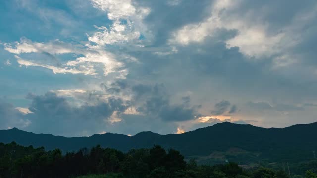 连绵山脉上的晚霞射光视频素材