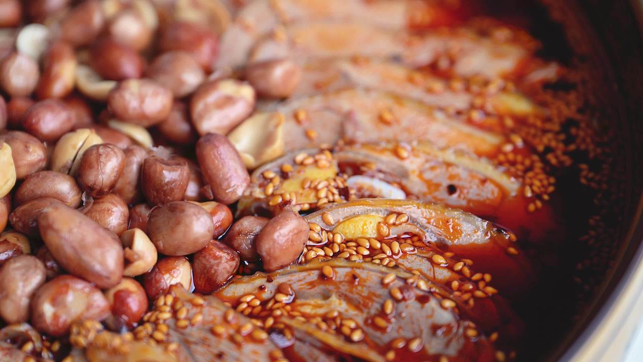 四川名菜荥经棒棒鸡非遗美食椒麻鸡视频素材画面4