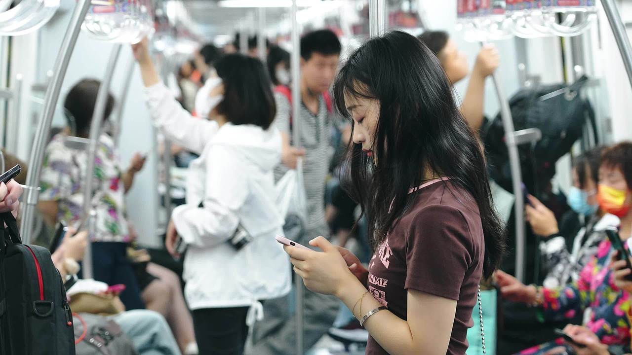 地铁上玩手机 4K视频素材画面1