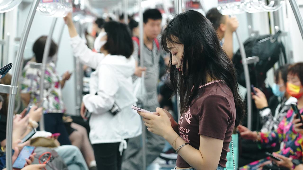 地铁上玩手机 4K视频素材画面3