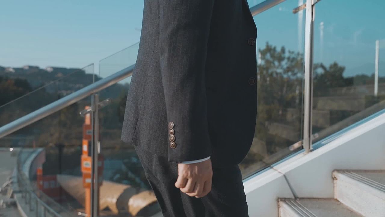西装男士背影商务成功人士职场精英意境素材视频素材画面2
