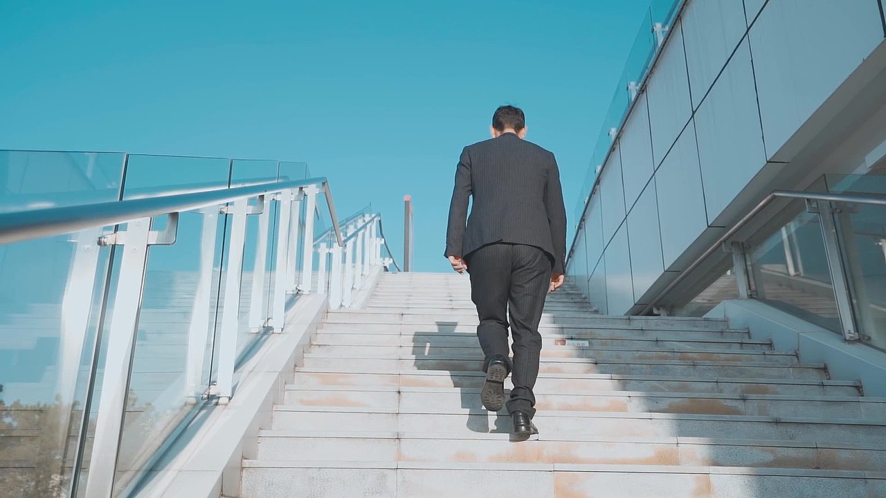 西装男士背影商务成功人士职场精英意境素材视频素材画面3