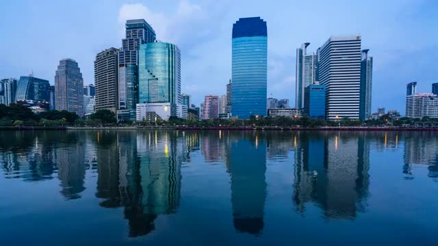 泰国曼谷中央公园CBD倒影黄昏转夜景延时视频素材