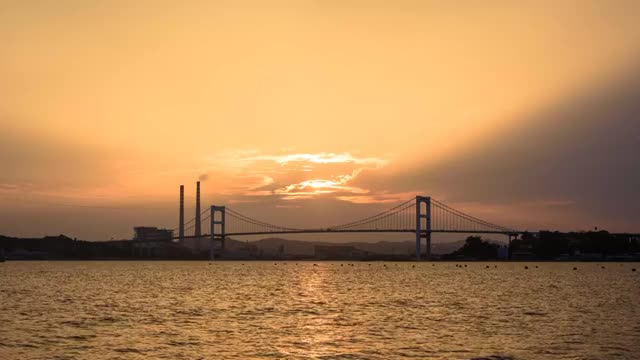 广东汕头海湾大桥日落黄昏延时摄影视频下载