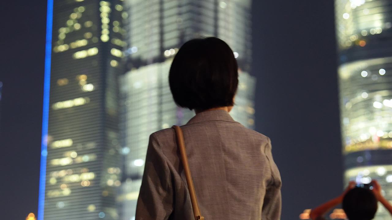 商务女士下班回家背影视频素材画面1