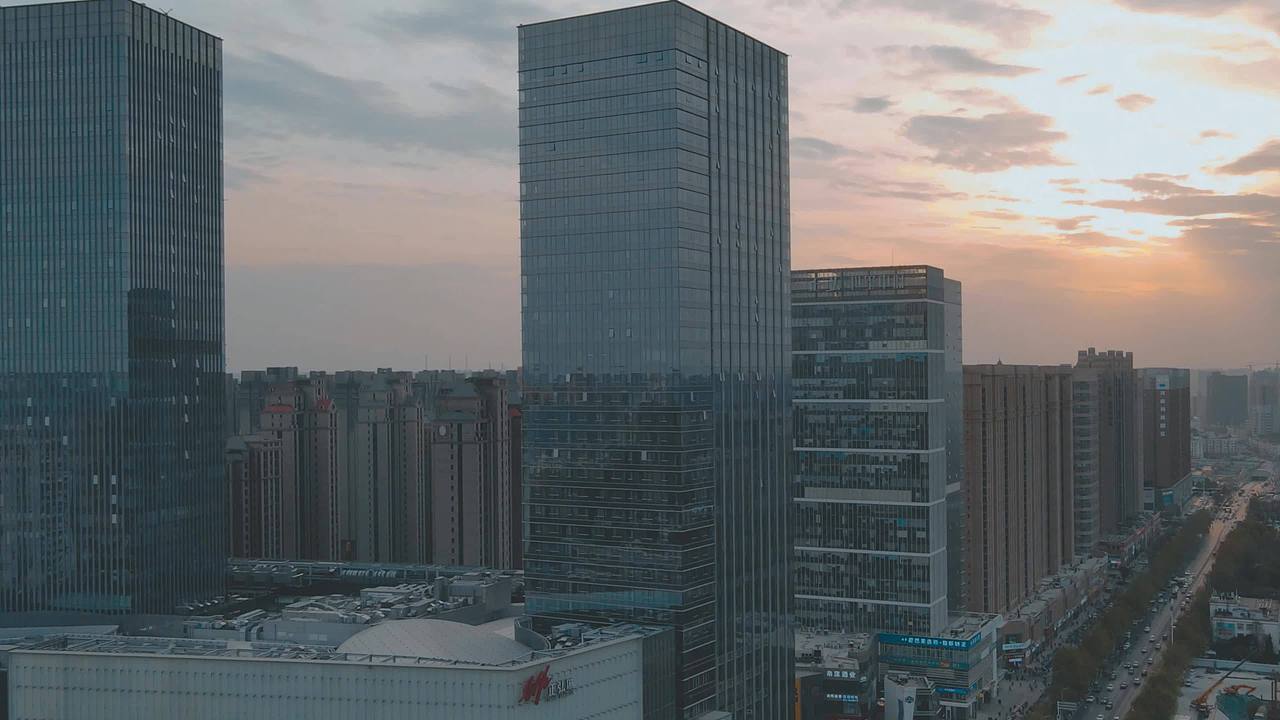 唯美电影风格郑州正弘城夕阳航拍视频素材画面2