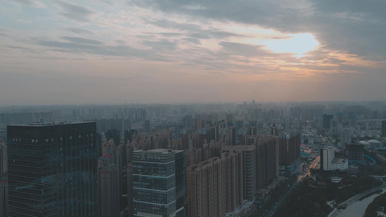 唯美电影风格郑州正弘城夕阳航拍视频素材画面3