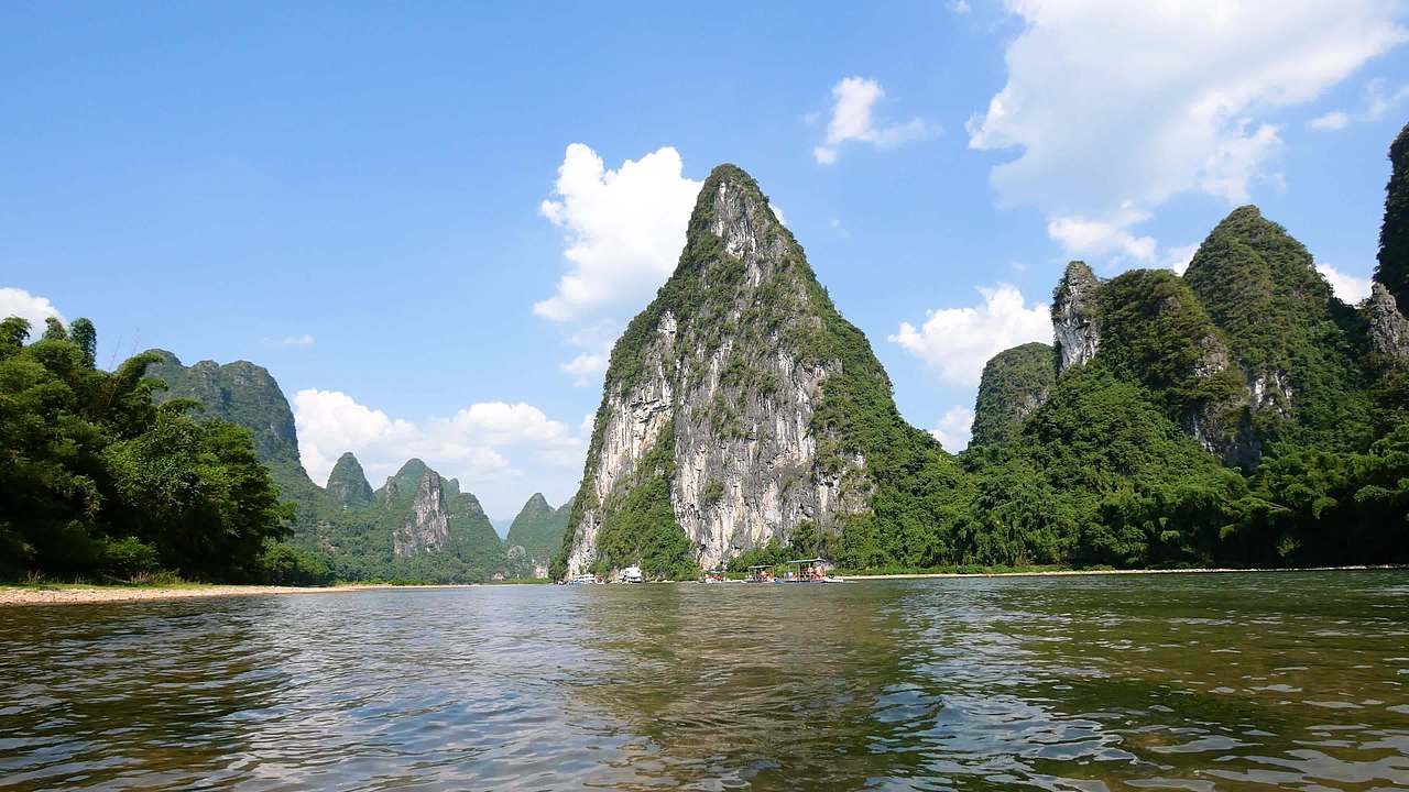 桂林山水漓江边视频素材画面1