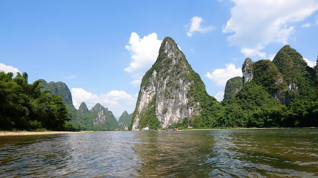 桂林山水漓江边视频素材画面3