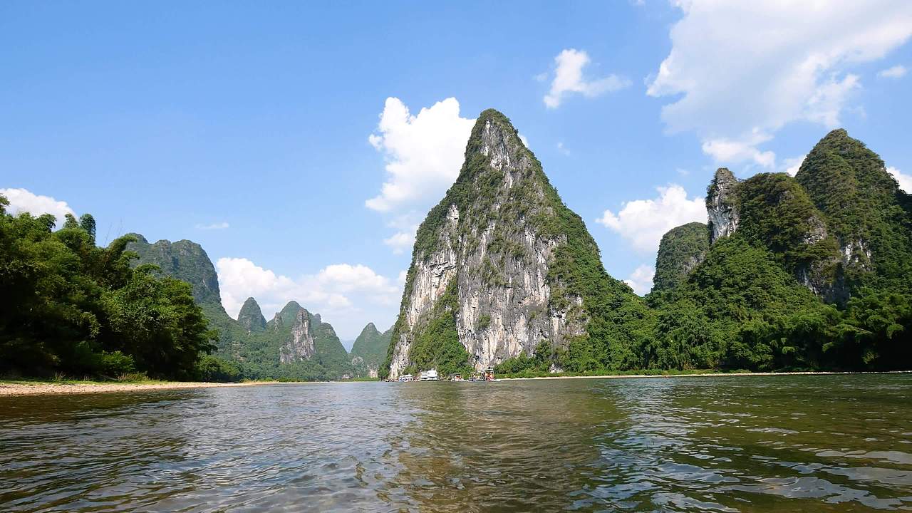 桂林山水漓江边视频素材画面4