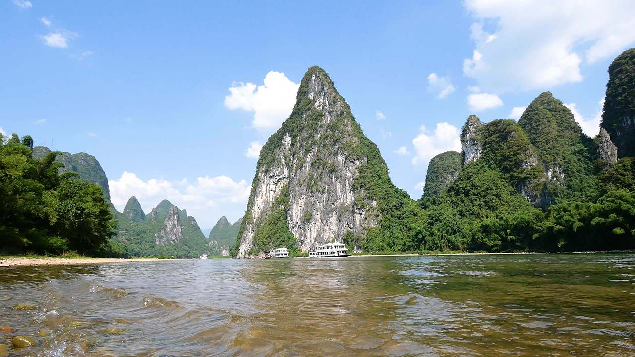 桂林山水漓江边视频素材画面1