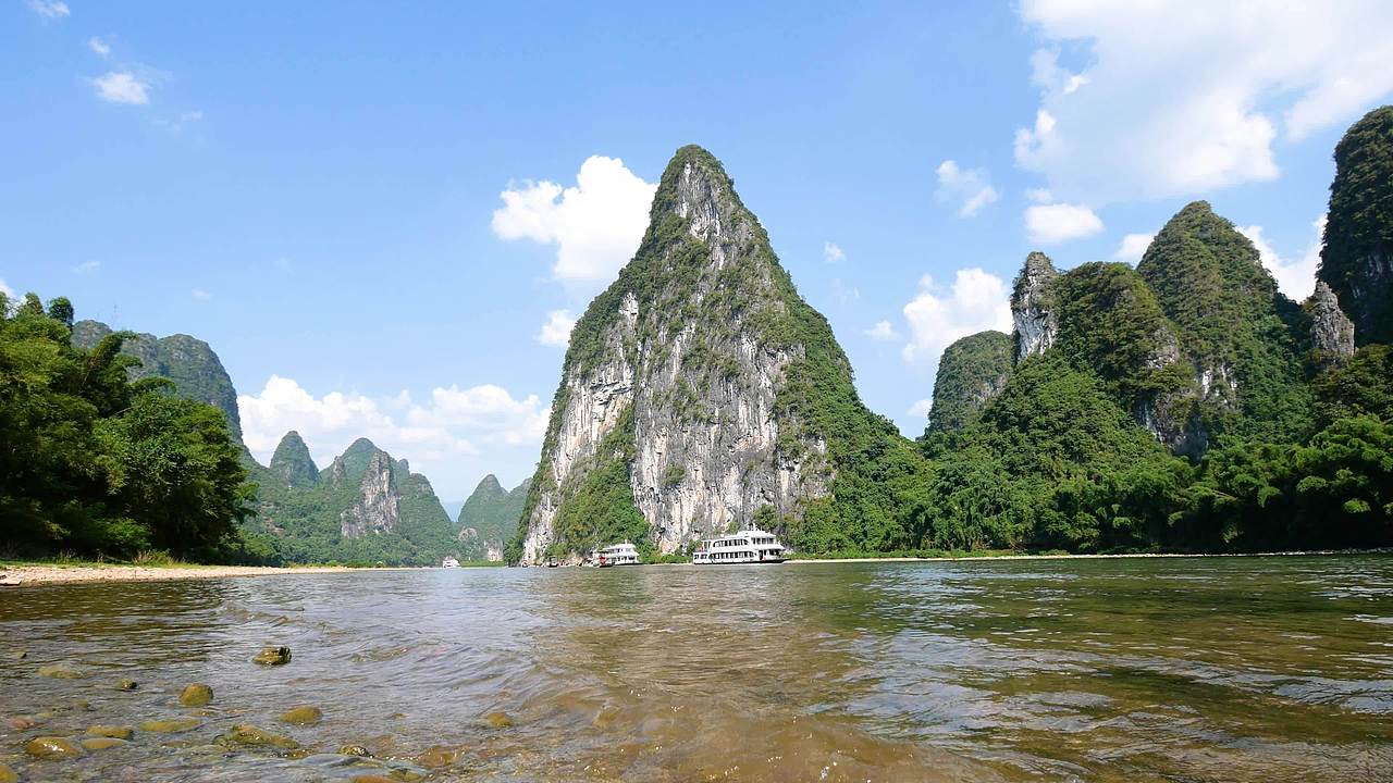 桂林山水漓江边视频素材画面3