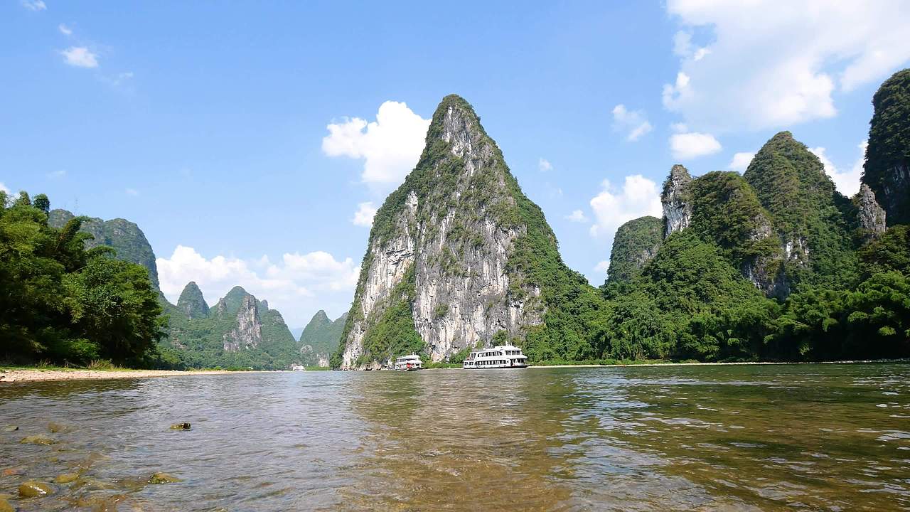 桂林山水漓江边视频素材画面4