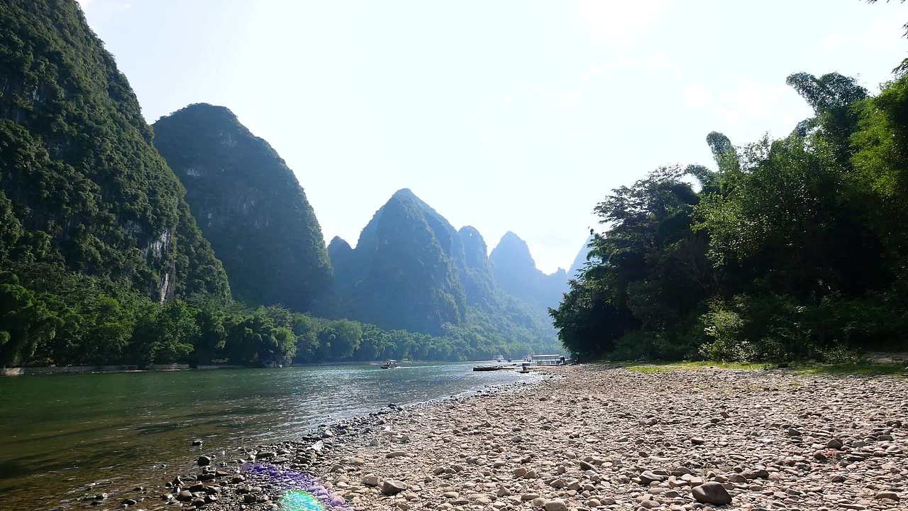 桂林山水漓江边上视频素材画面1