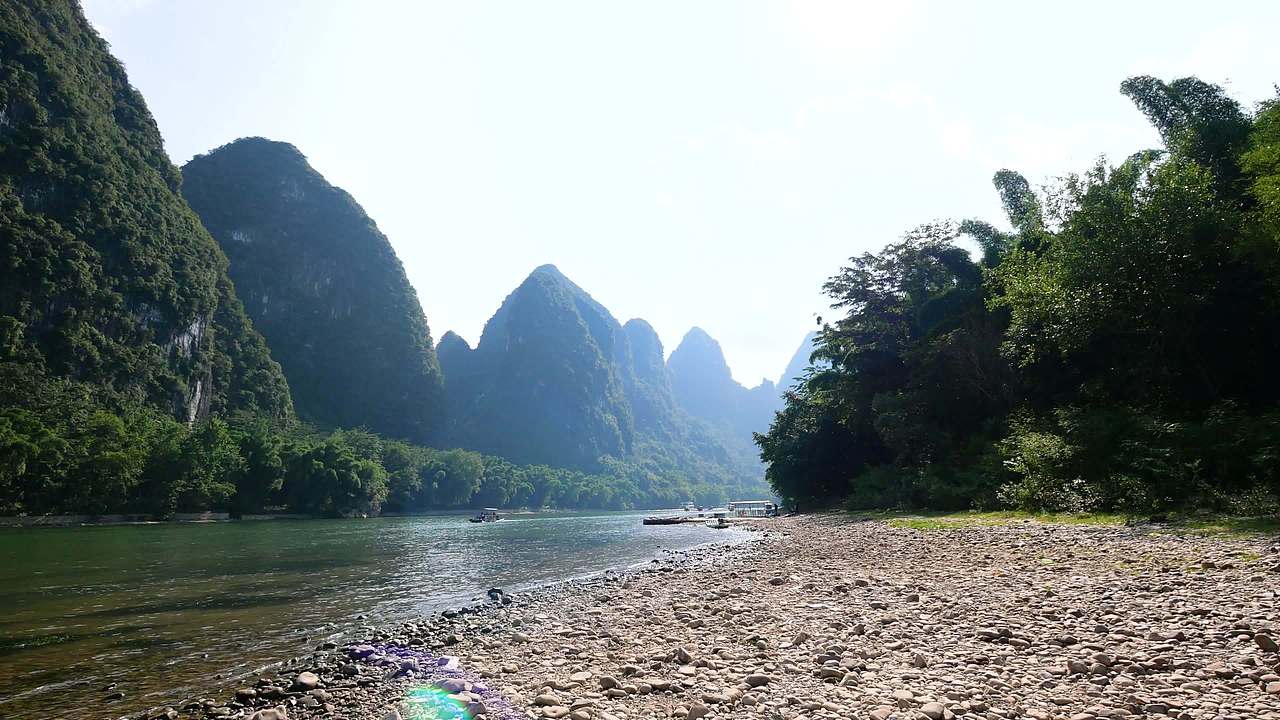 桂林山水漓江边上视频素材画面3
