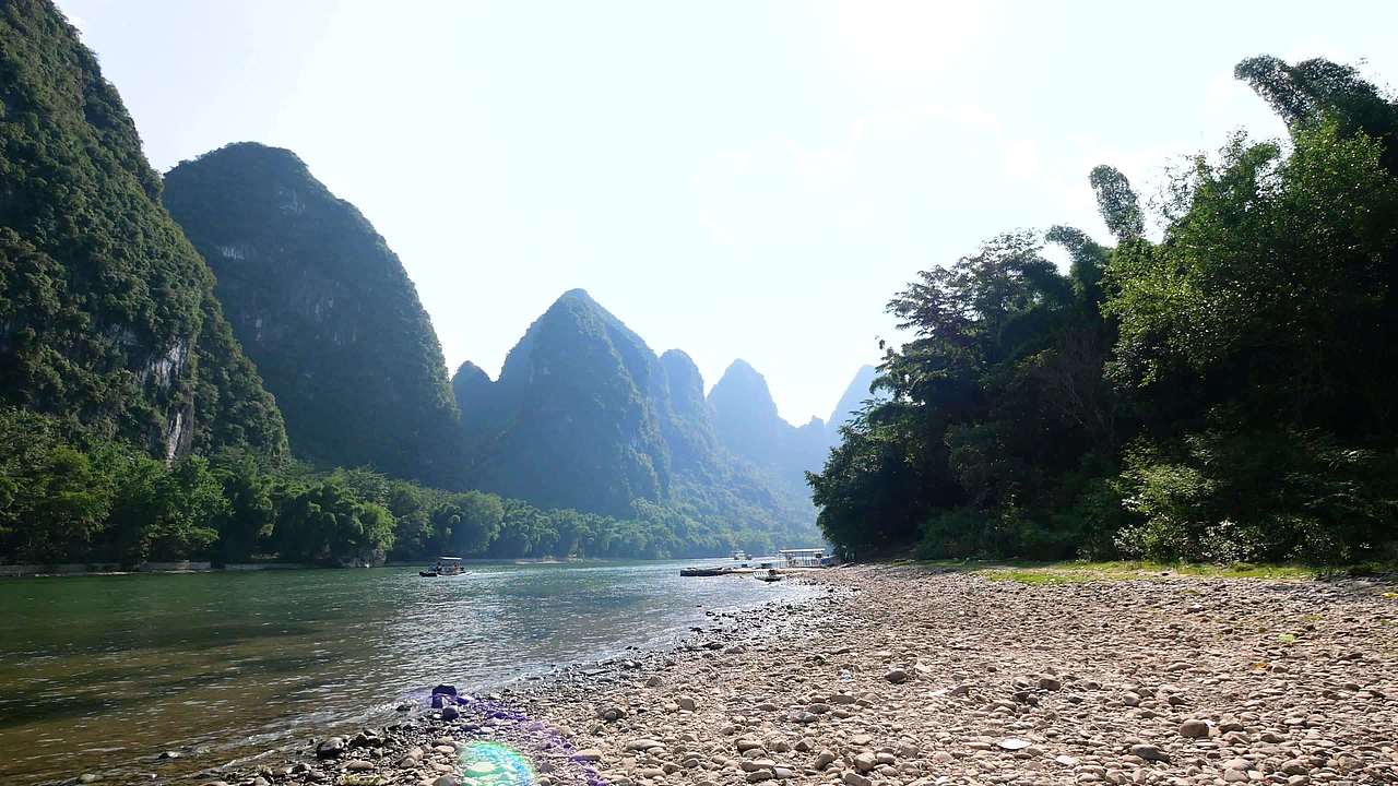 桂林山水漓江边上视频素材画面4