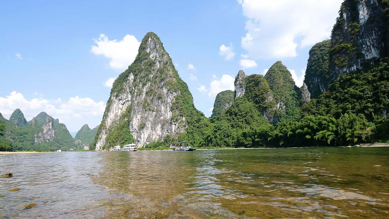 桂林山水漓江边视频素材画面2