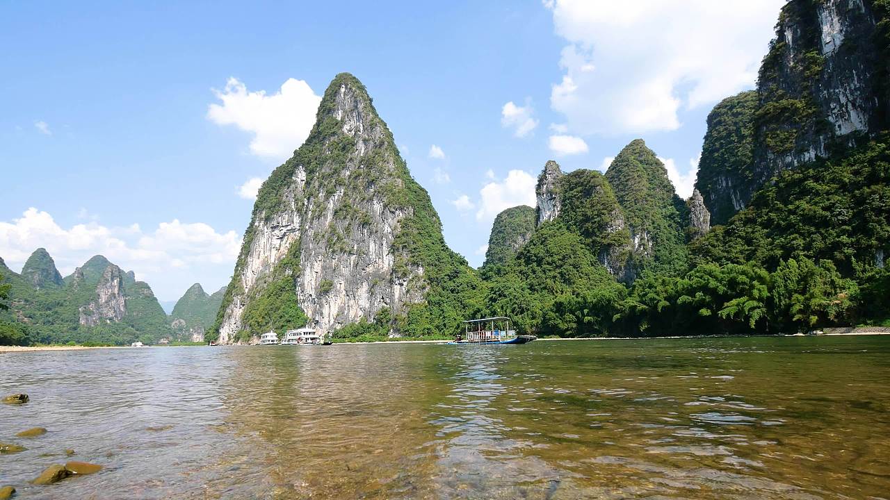 桂林山水漓江边视频素材画面3