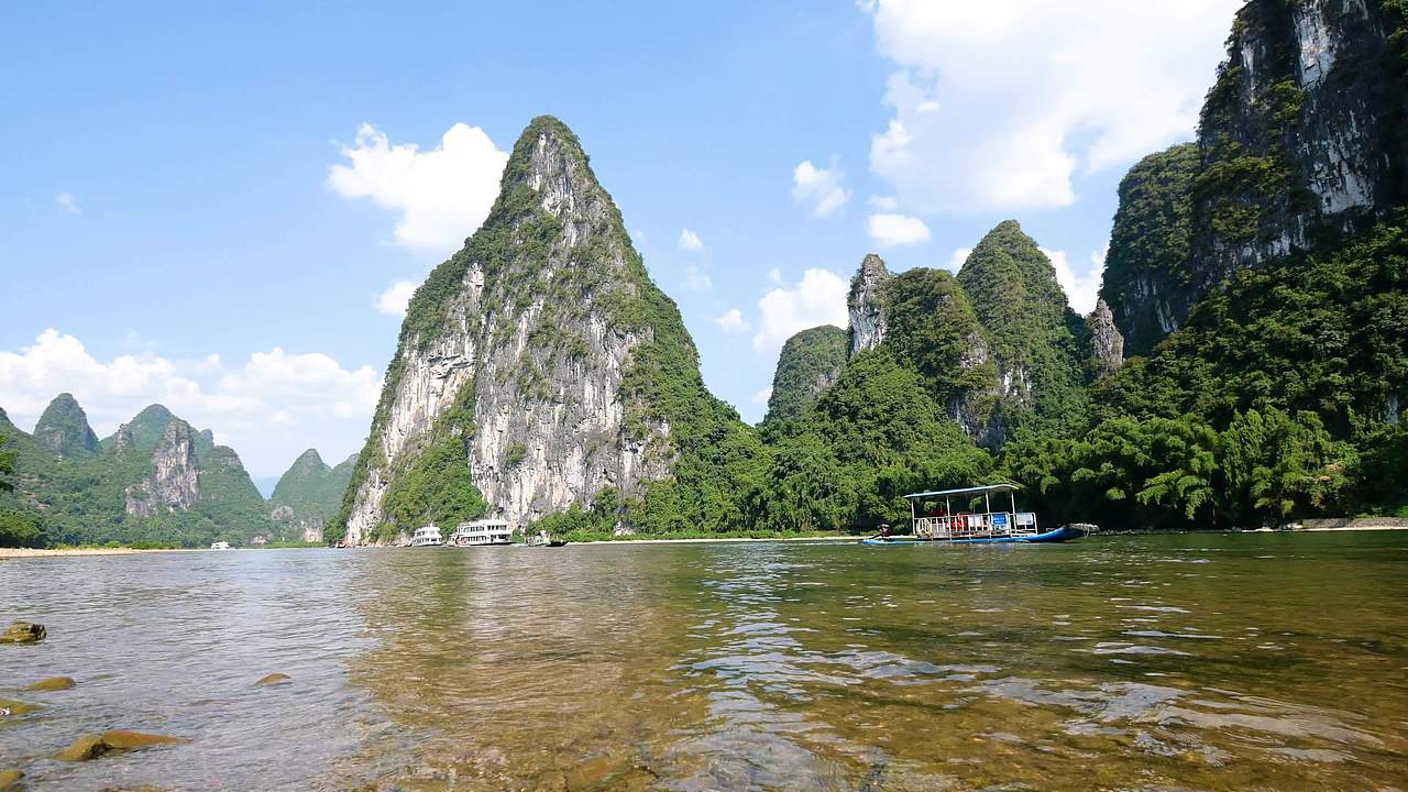 桂林山水漓江边视频素材画面4