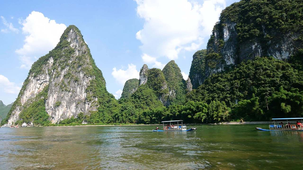 桂林山水漓江边视频素材画面1