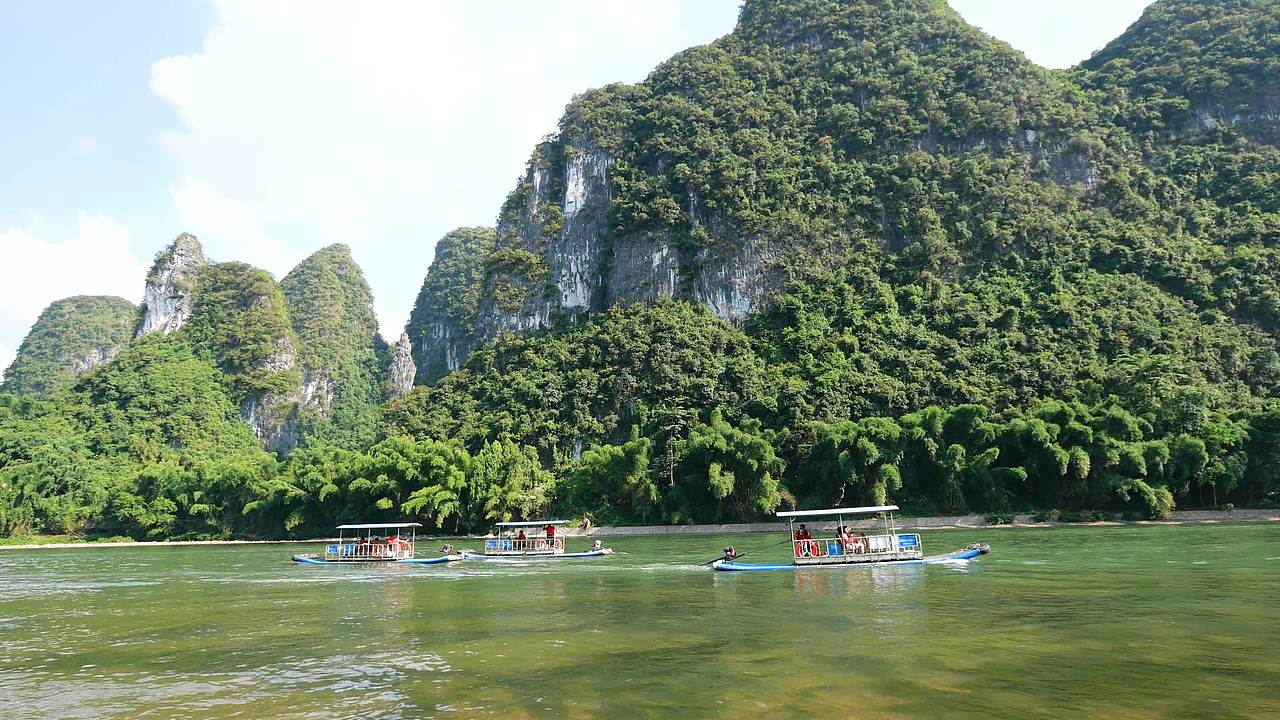 桂林山水漓江边视频素材画面3