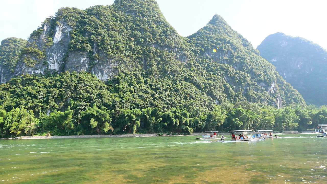桂林山水漓江边视频素材画面4