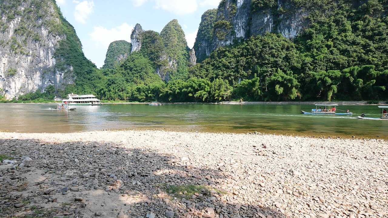 漓江边行走视频素材画面1