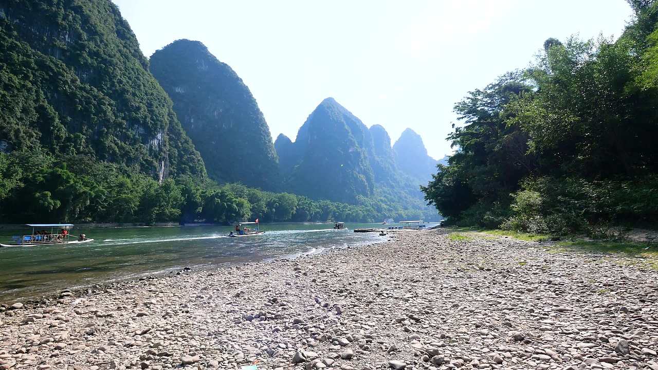 漓江边行走视频素材画面3
