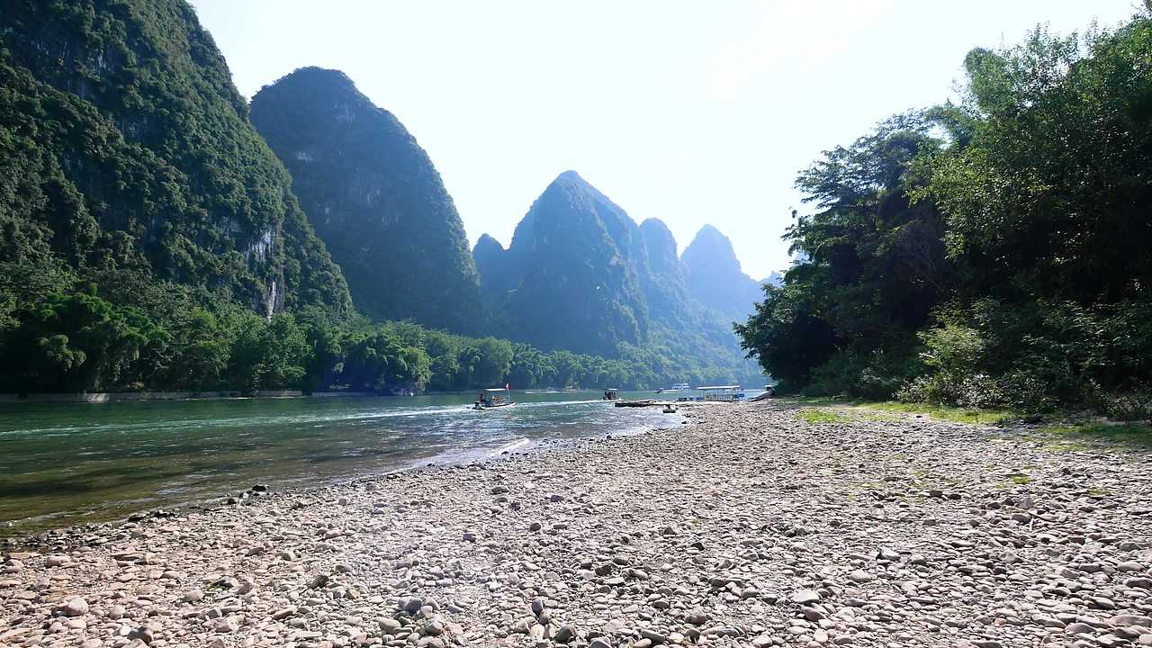 漓江边行走视频素材画面4