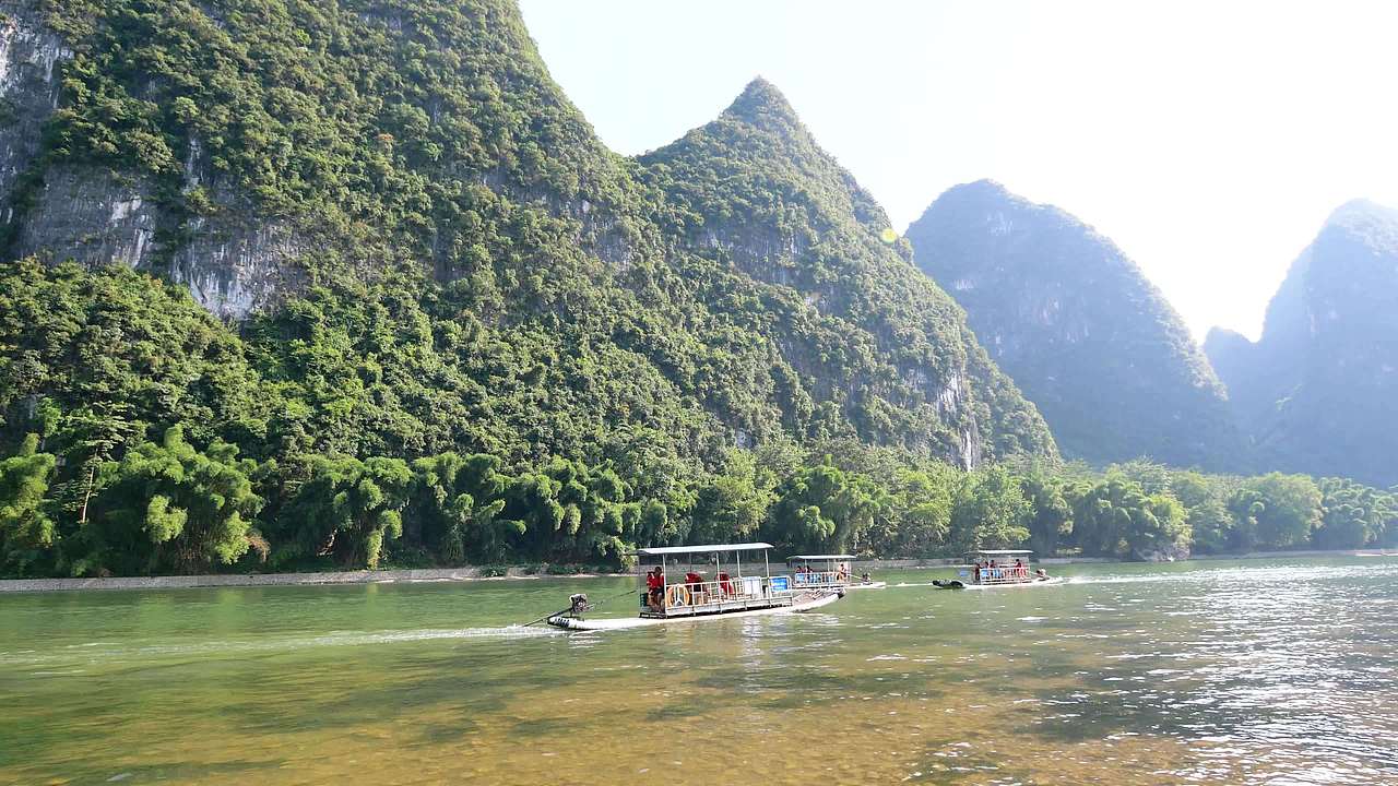 桂林山水漓江边视频素材画面1
