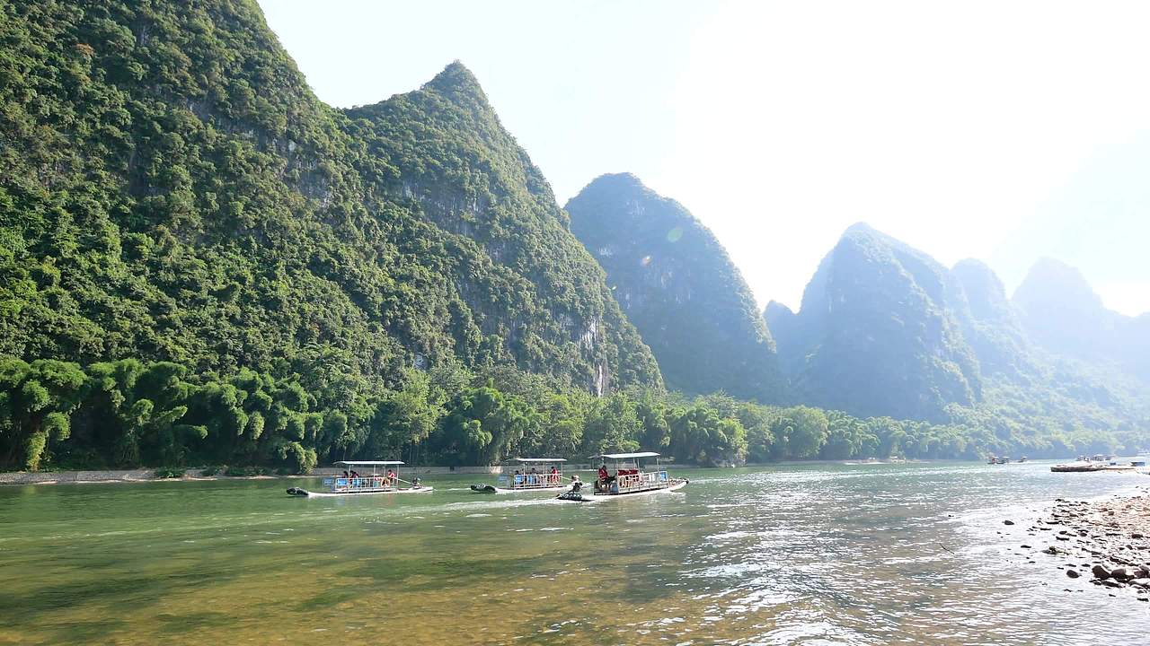 桂林山水漓江边视频素材画面3