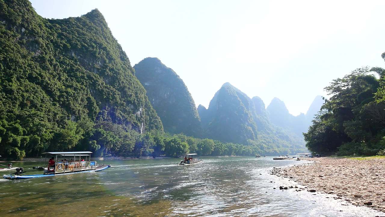 桂林山水漓江边视频素材画面4