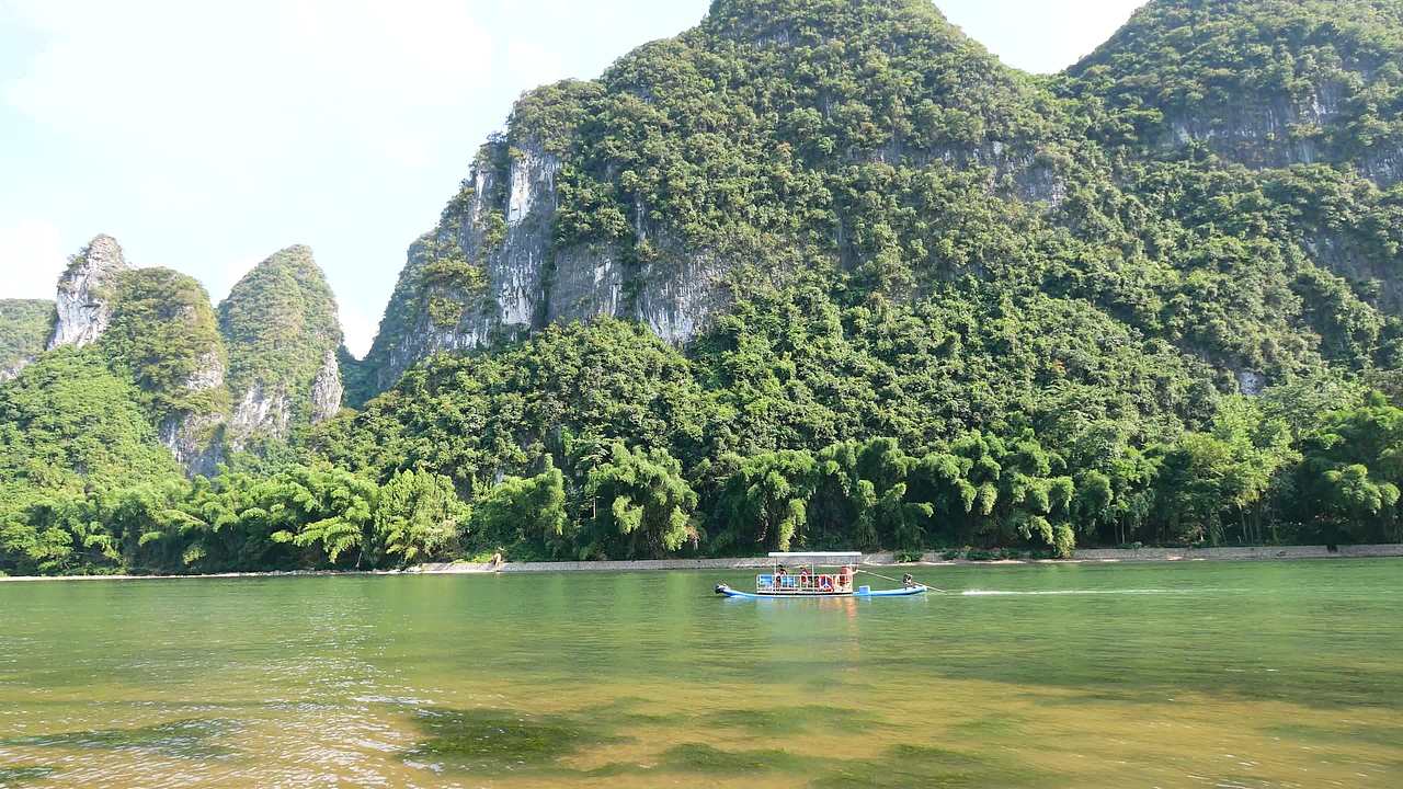 桂林漓江边上竹筏视频素材画面1