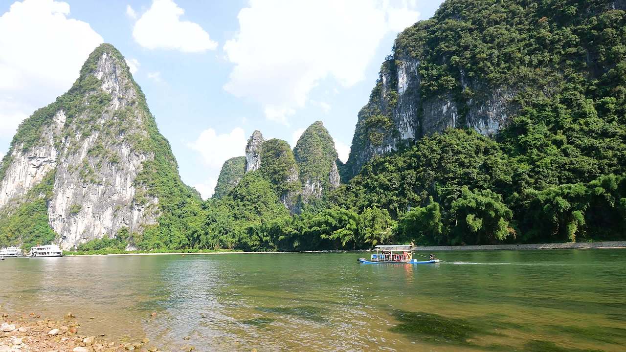 桂林漓江边上竹筏视频素材画面3