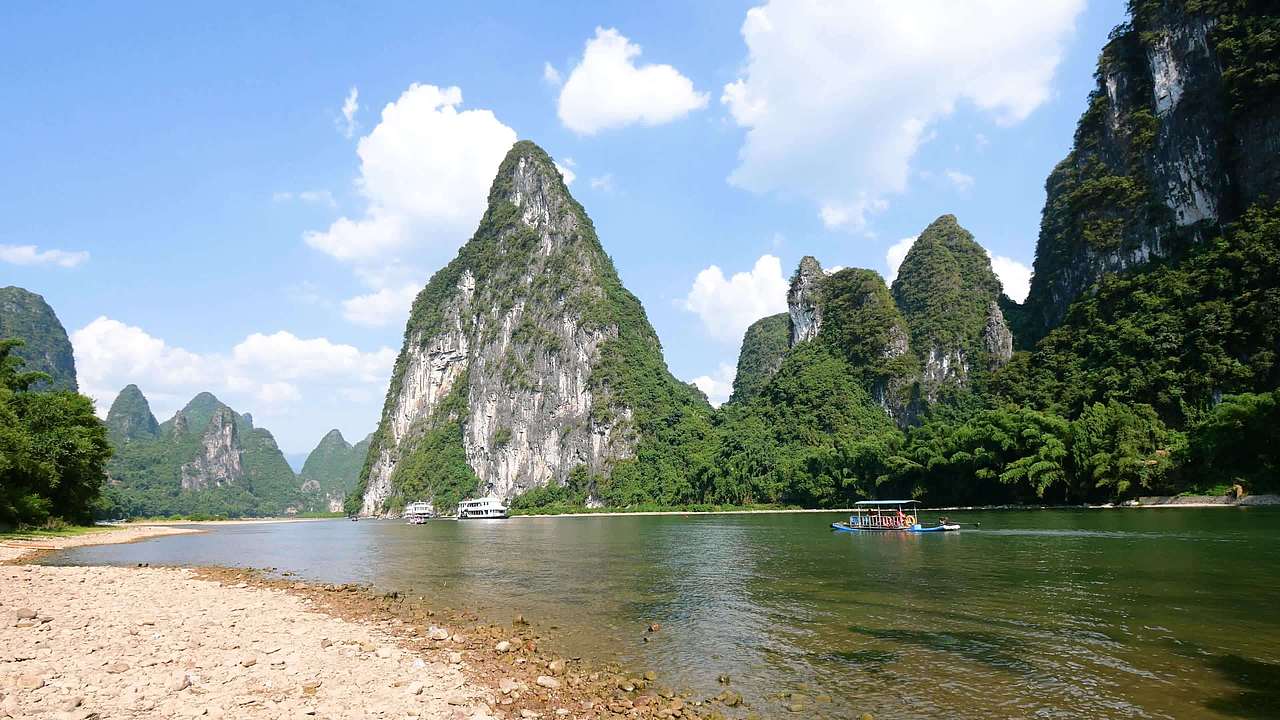 桂林漓江边上竹筏视频素材画面4