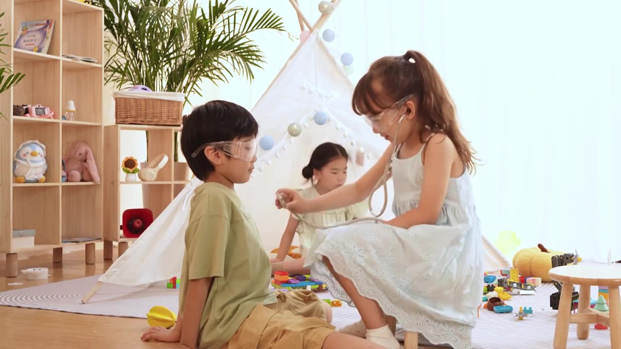 扮演角色医生与病人游戏的两个小朋友视频素材画面1