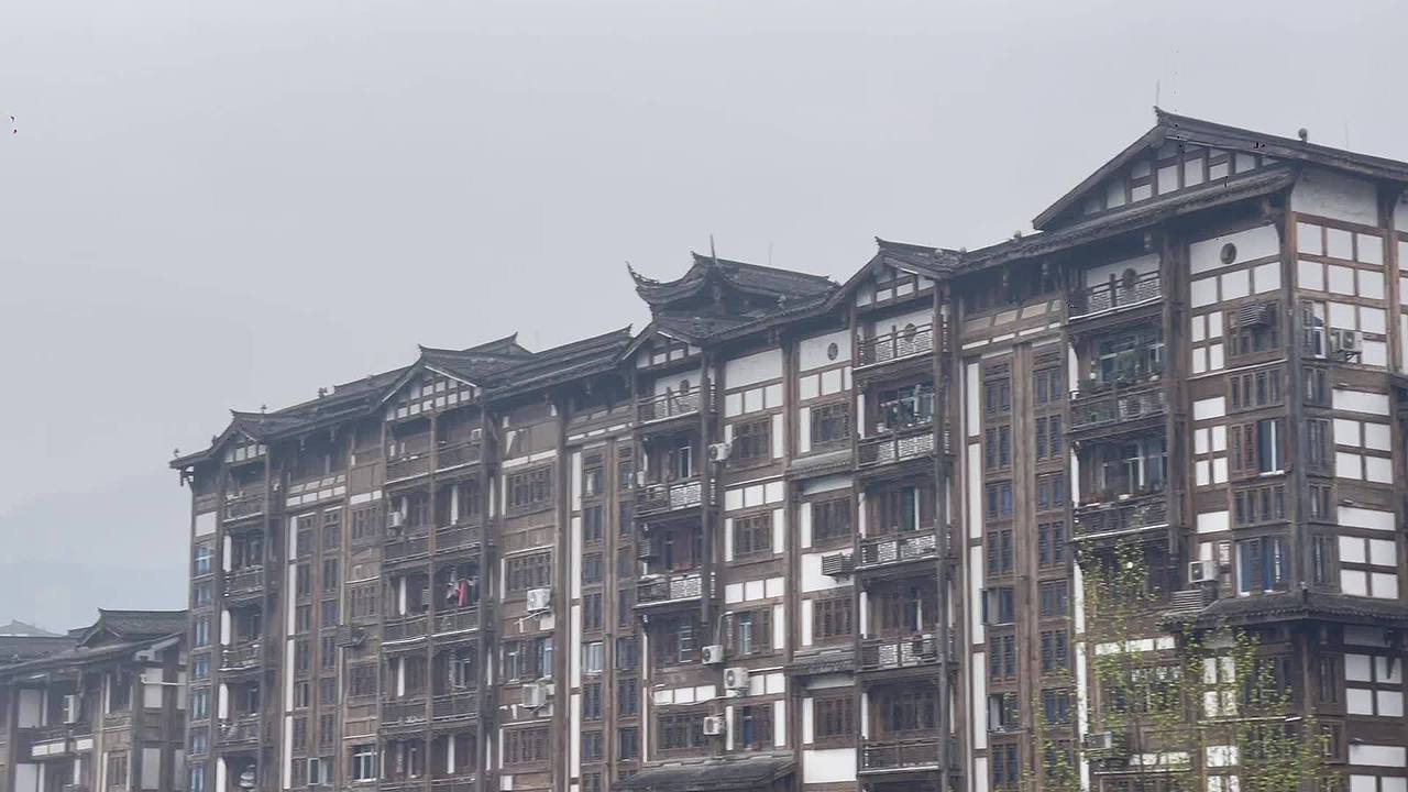 古镇建筑楼阁居民楼横移茅台镇中国酒文化城视频素材画面1