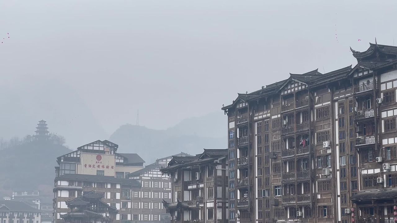 古镇建筑楼阁居民楼横移茅台镇中国酒文化城视频素材画面3