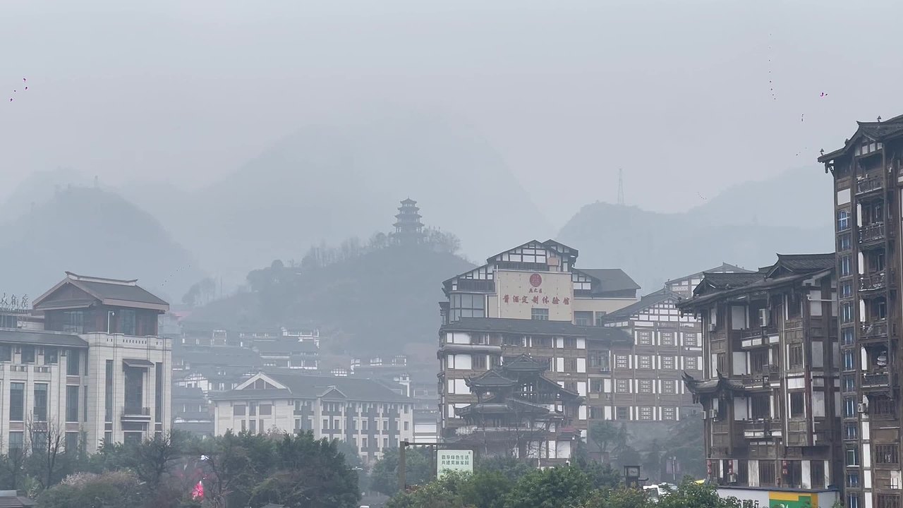 古镇建筑楼阁居民楼横移茅台镇中国酒文化城视频素材画面4