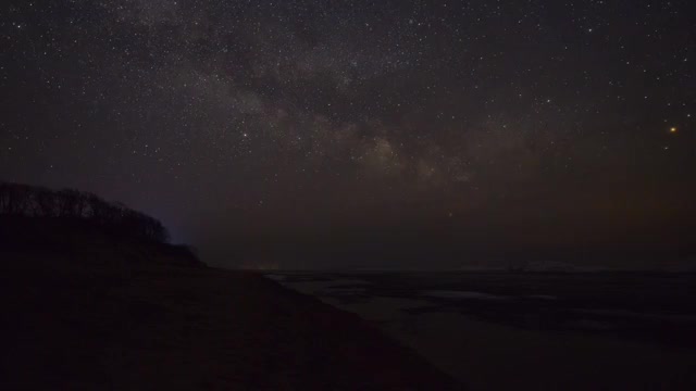 春天午夜湖畔银河的移动视频素材