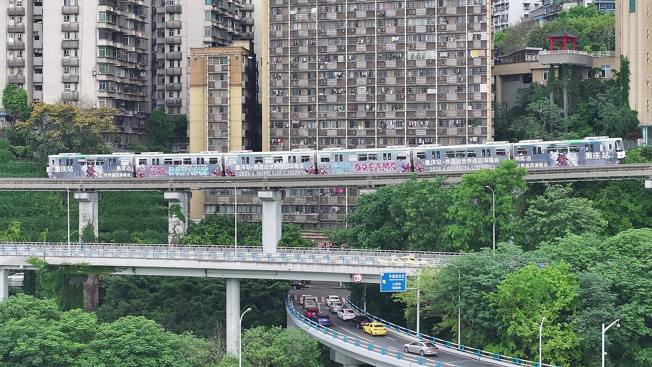 重庆李子坝轻轨穿楼航拍视频素材画面1