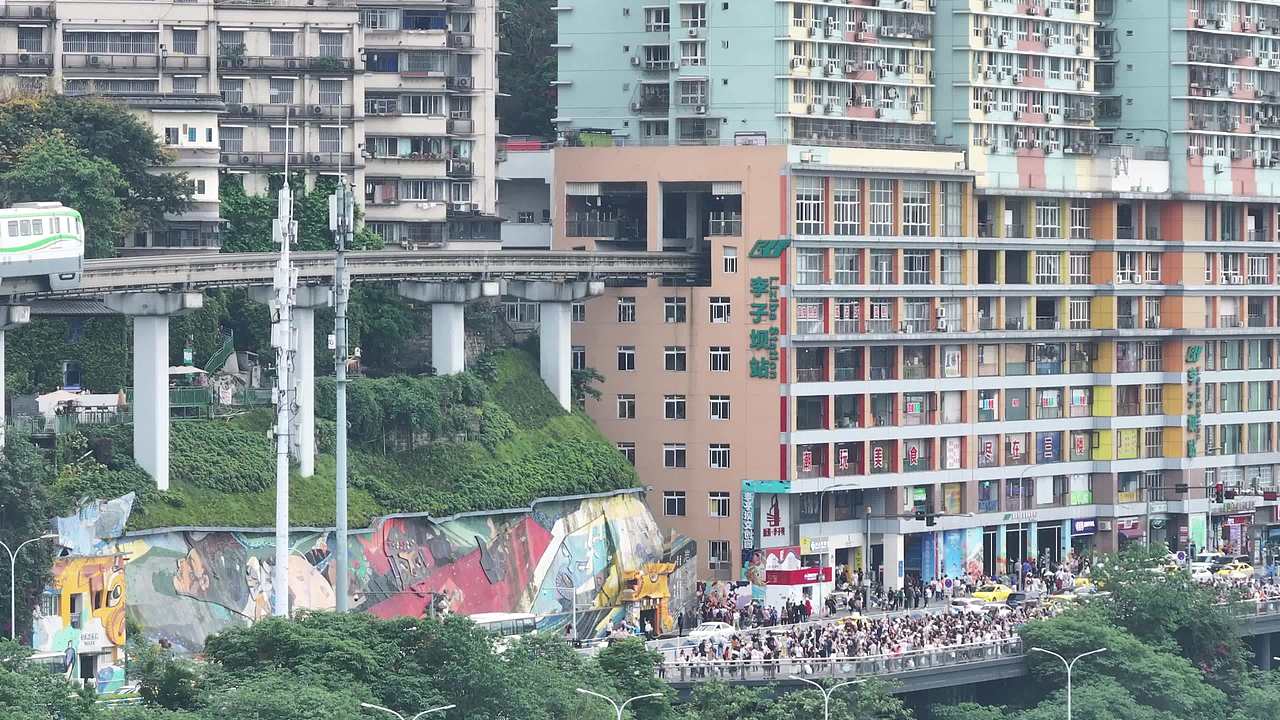 重庆李子坝轻轨穿楼航拍视频素材画面1