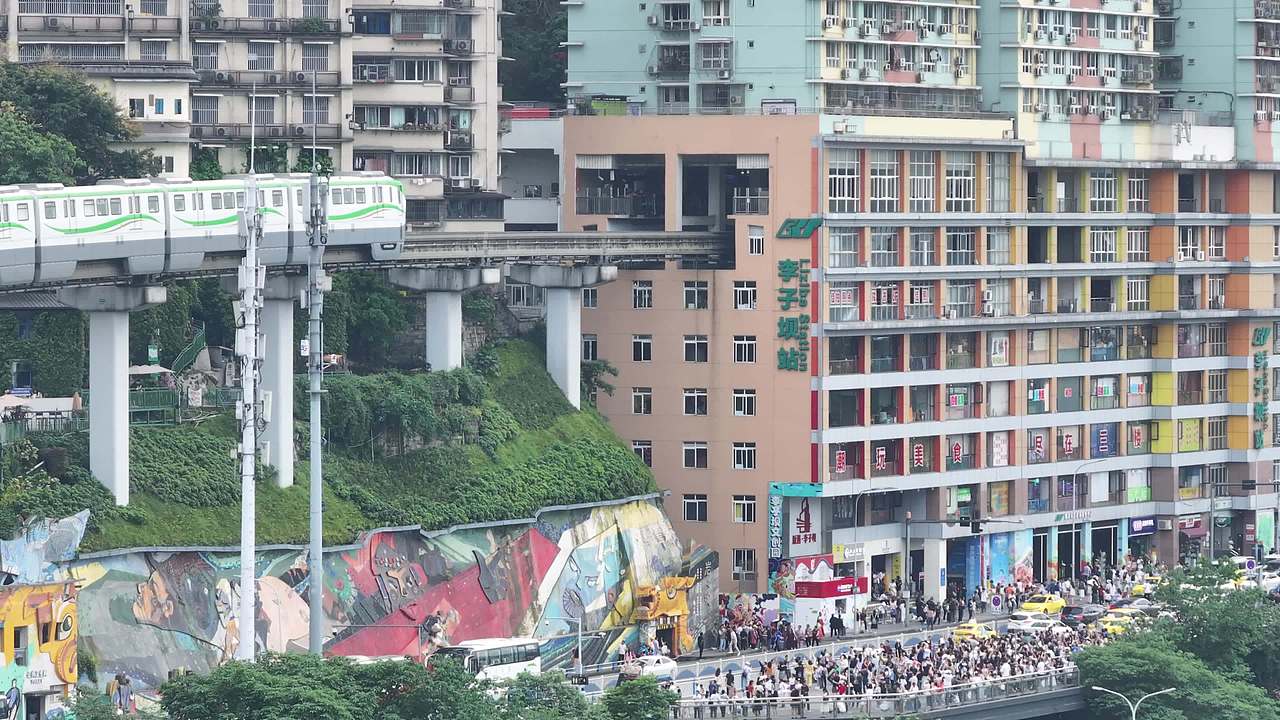 重庆李子坝轻轨穿楼航拍视频素材画面3