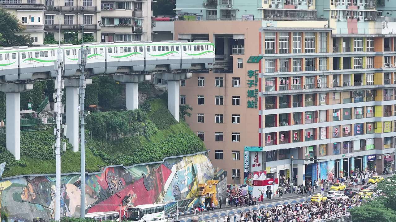 重庆李子坝轻轨穿楼航拍视频素材画面4